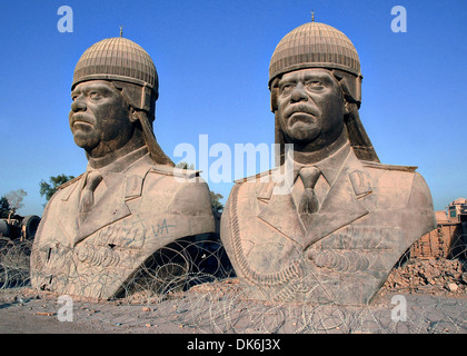 Trente-pied grand bronze sculptures de l'ancien dictateur irakien Saddam Hussein, s'asseoir sur le Palais de la République dans la zone verte, 20 décembre 2005 à Bagdad, Iraq. Les sculptures une fois assis au sommet des tours dans le palais mais ont été retirées après le renversement du régime de Saddam Hussein. Banque D'Images