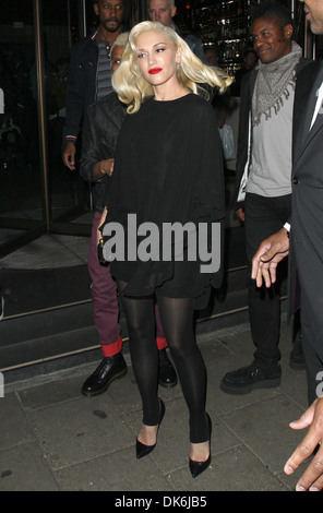 Gwen Stefani vêtue d'un top court et collants noirs à Novikov restaurant à Mayfair Gwen fait actuellement la promotion de pas de doute. Banque D'Images