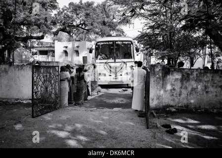 Sri Sathya Sai Baba l'hôpital clinique de services mobiles de proximité bus à une école du village de l'Inde rurale. L'Andhra Pradesh, Inde Banque D'Images