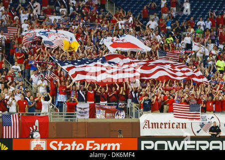 7 juin 2011 - Detroit, Michigan, États-Unis - affichage des partisans d'un grand drapeau américain pendant la lecture de l'hymne national américain avant le début du match. Les États-Unis a défait le Canada 2-0 dans le deuxième match du groupe C-play programme double ronde d'ouverture de la Gold Cup 2011 Tournoi de soccer joué au Ford Field de Detroit, Michigan. (Crédit Image : © Banque D'Images