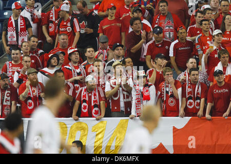 7 juin 2011 - Detroit, Michigan, États-Unis - Équipe Canada partisans cheer au premier semestre correspondent à l'action. Les États-Unis a défait le Canada 2-0 dans le deuxième match du groupe C-play programme double ronde d'ouverture de la Gold Cup 2011 Tournoi de soccer joué au Ford Field de Detroit, Michigan. (Crédit Image : © Scott Grau/ZUMAPRESS.com) Southcreek/mondial Banque D'Images