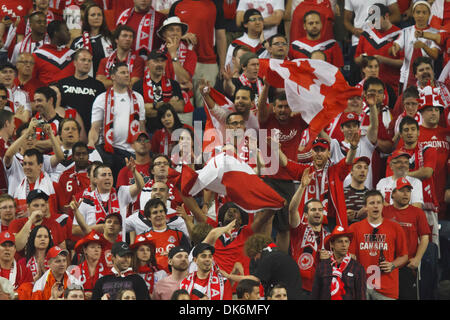 7 juin 2011 - Detroit, Michigan, États-Unis - Équipe Canada partisans cheer au premier semestre correspondent à l'action. Les États-Unis a défait le Canada 2-0 dans le deuxième match du groupe C-play programme double ronde d'ouverture de la Gold Cup 2011 Tournoi de soccer joué au Ford Field de Detroit, Michigan. (Crédit Image : © Scott Grau/ZUMAPRESS.com) Southcreek/mondial Banque D'Images