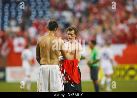 7 juin 2011 - Detroit, Michigan, États-Unis - United States terrain Clint Dempsey (# 8) dans un short blanc maillots avec le milieu de terrain d'Échanges Canada Nikolas Ledgerwood (# 2) à la fin du match. Les États-Unis a défait le Canada 2-0 dans le deuxième match du groupe C-play programme double ronde d'ouverture de la Gold Cup 2011 Tournoi de soccer joué au Ford Field de Detroit, Banque D'Images