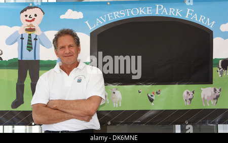 Ex-champion de Formule 1 Jody Scheckter à côté de sa ferme Laverstoke Logo utilisé sur ses bouteilles de bière a été invité à supprimer Banque D'Images