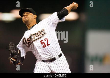 7 juin 2011 - Houston, Texas, États-Unis - Houston Astros Pitcher Sergio Escalona (52) remplacer Astros de Houston Pitcher Brett Myers (39). Cardinals de Saint-Louis battre les Astros de Houston 7 - 4 au Minute Maid Park de Houston au Texas. (Crédit Image : © Juan DeLeon/global/ZUMAPRESS.com) Southcreek Banque D'Images