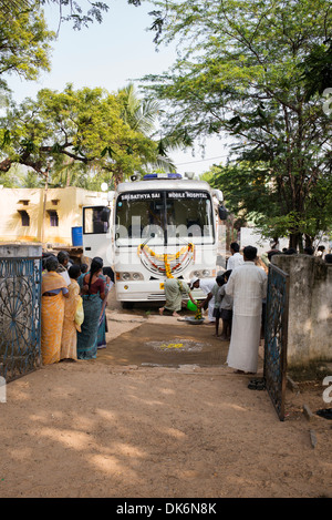 Sri Sathya Sai Baba l'hôpital clinique de services mobiles de proximité bus à une école du village de l'Inde rurale. L'Andhra Pradesh, Inde Banque D'Images