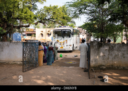 Sri Sathya Sai Baba l'hôpital clinique de services mobiles de proximité bus à une école du village de l'Inde rurale. L'Andhra Pradesh, Inde Banque D'Images