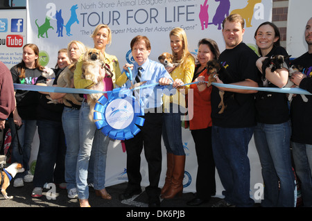 Beth Ostrosky Stern, Lara Spencer et John Stevenson rth Shore Excursion de la Ligue des animaux pour la vie Lancement Port Washington, New York Banque D'Images