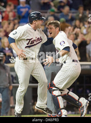 9 juin 2011 - Minneapolis, Minnesota, United States of America - 9 juin 2011 : deuxième but des Twins de Minnesota Luke Hughes (38) et du Minnesota Twins catcher a appelé Butera (41) célébrer highes point gagnant dans la 9ème manche du match entre les Twins du Minnesota et les Rangers du Texas au champ cible à Minneapolis, Minnesota. Les Jumeaux vaincre les Rangers 5-4. (Crédit Image : © Marilyn Indahl Banque D'Images