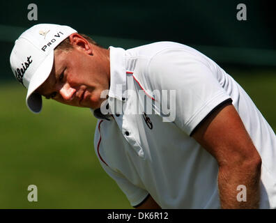 10 juin 2011 - Memphis, TN, États-Unis - 10 juin 2011 - FedEx St.Jude Classic, deuxième tour de jeu. Robert Karlsson (CQ) yeux son putt sur # 6. (Crédit Image : © 1728-1816 Stan/l'appel Commercial/ZUMAPRESS.com) Banque D'Images