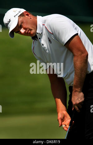 10 juin 2011 - Memphis, TN, États-Unis - 10 juin 2011 - FedEx St.Jude Classic, deuxième tour de jeu. Robert Karlsson (CQ) putts sur # 6. (Crédit Image : © 1728-1816 Stan/l'appel Commercial/ZUMAPRESS.com) Banque D'Images