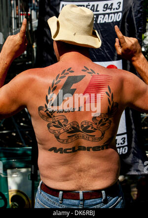 10 juin 2011 - Montréal, Québec, Canada - 10 juin 2011 : F1 ventilateur montre-off son tatouage au cours de la pratique de vendredi au Circuit Gilles-Villeneuve à Montréal, Québec, Canada. (Crédit Image : © Leon Switzer/global/ZUMAPRESS.com) Southcreek Banque D'Images