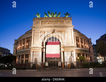 Palerme - Teatro Politeama Garibaldi au crépuscule Banque D'Images