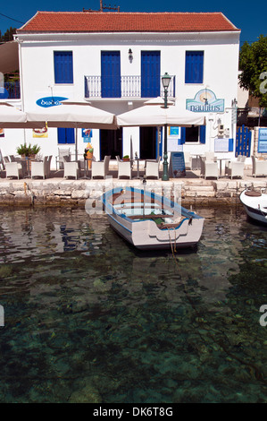 Fiscardo, un pittoresque village de pêcheurs sur l'île grecque de Céphalonie dans la mer Ionienne Banque D'Images