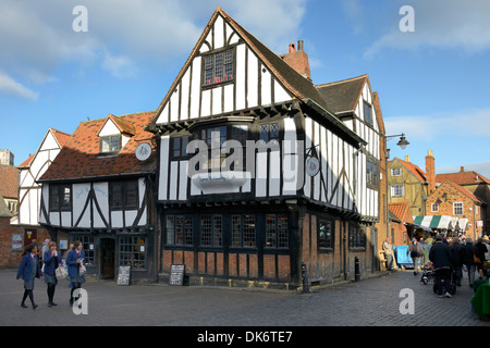 Le Tudor à colombages Gert et Henry's public house dans la pagaille, York, Yorkshire, Angleterre, Royaume-Uni, UK, Europe Banque D'Images