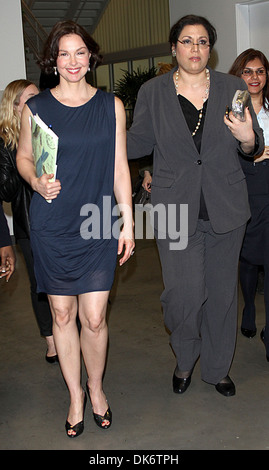 Ashley Judd et Simone Monasebian Ashley Judd dans son livre de signer et de Conversation avec l'Office des Nations Unies contre la drogue et le Banque D'Images