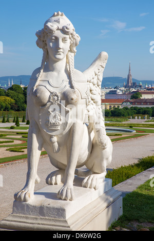 Vienne - sphinx pour le palais du Belvédère, le matin et la ville Banque D'Images