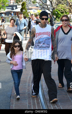 Travis Barker et ses enfants hanging out at The Grove de Los Angeles, Californie - 14.03.12 Banque D'Images