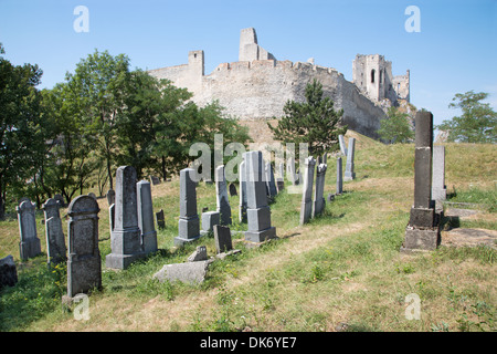 Beckov - vieux cimetière juif sous les ruines du château Banque D'Images