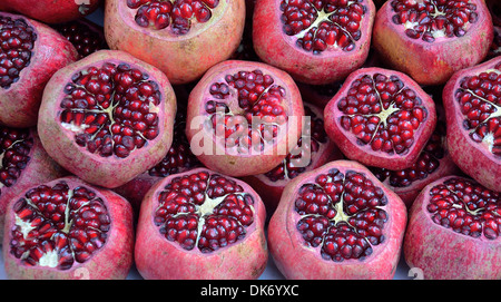 Close-up de grenade bio mûres (Punica granatum) fruits à l'écran. Banque D'Images