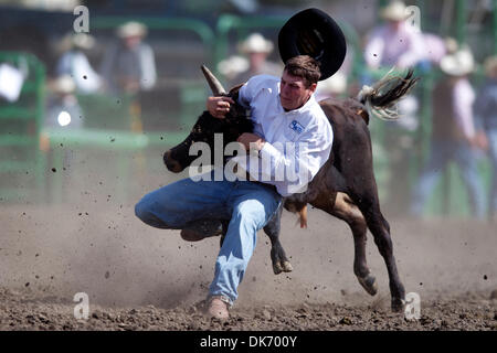 11 juin 2011 - Livermore, Californie, États-Unis - Steer wrestler JARED FERGUSON, de peupliers, de Californie, perd son chapeau à la 93e rodéo annuel Livermore au Robertson Park. (Crédit Image : © Matt Cohen/ZUMAPRESS.com) Southcreek/mondial Banque D'Images