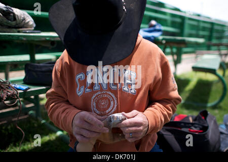 11 juin 2011 - Livermore, Californie, États-Unis - Tyson Thompson de Bradley, CA prépare son gréement à la 93e rodéo annuel Livermore au Robertson Park à Livermore, CA. (Crédit Image : © Matt Cohen/ZUMAPRESS.com) Southcreek/mondial Banque D'Images