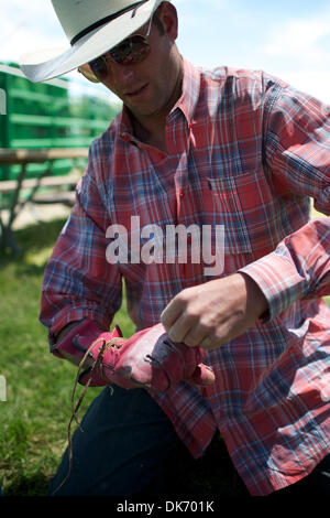 11 juin 2011 - Livermore, Californie, États-Unis - Brian Bain de Culver, ou prépare son gréement à la 93e rodéo annuel Livermore au Robertson Park à Livermore, CA. (Crédit Image : © Matt Cohen/ZUMAPRESS.com) Southcreek/mondial Banque D'Images