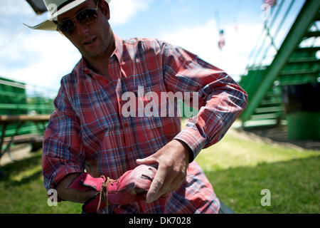 11 juin 2011 - Livermore, Californie, États-Unis - Brian Bain de Culver, ou prépare son gréement à la 93e rodéo annuel Livermore au Robertson Park à Livermore, CA. (Crédit Image : © Matt Cohen/ZUMAPRESS.com) Southcreek/mondial Banque D'Images