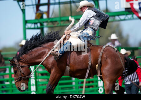 11 juin 2011 - Livermore, Californie, États-Unis - Nicholas Mitchell de Lincoln, CA rides Howdy, lors de la 93e rodéo annuel Livermore au Robertson Park à Livermore, CA. (Crédit Image : © Matt Cohen/ZUMAPRESS.com) Southcreek/mondial Banque D'Images