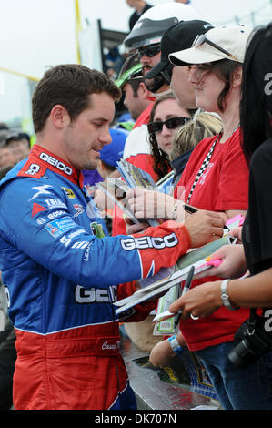 11 juin 2011 - Long Pond, Massachusetts, United States of America - Casey Mears, signe des autographes pour les fans après sa qualification pour exécuter le 5-Hour Energy 500 Pocono Raceway à l'. (Crédit Image : © Brian Freed/ZUMAPRESS.com) Southcreek/mondial Banque D'Images