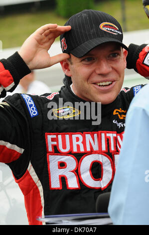 11 juin 2011 - Long Pond, Massachusetts, United States of America - Regan Smith parle avec les médias après sa course de qualification pour le 5-Hour Energy 500 Pocono Raceway à l'. (Crédit Image : © Brian Freed/ZUMAPRESS.com) Southcreek/mondial Banque D'Images