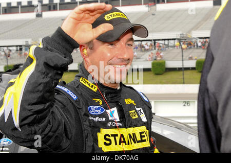 11 juin 2011 - Long Pond, Massachusetts, United States of America - Marcos Ambrose est tout sourire après sa course de qualification pour le 5-Hour Energy 500 Pocono Raceway à l'. (Crédit Image : © Brian Freed/ZUMAPRESS.com) Southcreek/mondial Banque D'Images