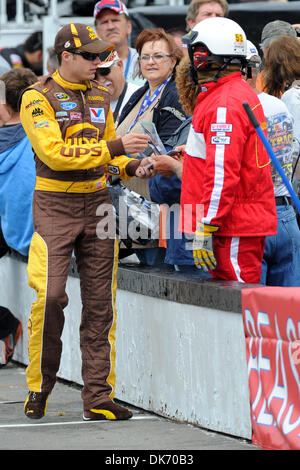 11 juin 2011 - Long Pond, Massachusetts, United States of America - David Ragan, signe des autographes pour les fans après sa qualification pour exécuter le 5-Hour Energy 500 Pocono Raceway à l'. (Crédit Image : © Brian Freed/ZUMAPRESS.com) Southcreek/mondial Banque D'Images