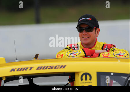 11 juin 2011 - Long Pond, Massachusetts, United States of America - Kurt Busch attend sur sa voiture sur la voie des stands au cours de qualification pour les 5-Hour Energy 500 à Pocono Raceway. (Crédit Image : © Brian Freed/ZUMAPRESS.com) Southcreek/mondial Banque D'Images