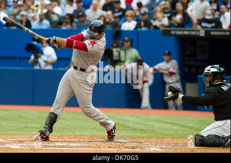 11 juin 2011 - Toronto, Ontario, Canada - Red Sox de Boston de premier but Adrian Gonzalez (28) en action dans un match entre les Red Sox de Boston et les Blue Jays de Toronto. Les Red Sox irait à l'encontre les Blue Jays par 16 - 4. (Crédit Image : © Keith Hamilton/ZUMAPRESS.com) Southcreek/mondial Banque D'Images