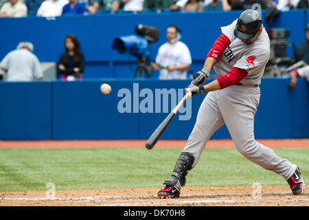 11 juin 2011 - Toronto, Ontario, Canada - Red Sox de Boston de premier but Adrian Gonzalez (28) en action dans un match entre les Red Sox de Boston et les Blue Jays de Toronto. Les Red Sox irait à l'encontre les Blue Jays par 16 - 4. (Crédit Image : © Keith Hamilton/ZUMAPRESS.com) Southcreek/mondial Banque D'Images