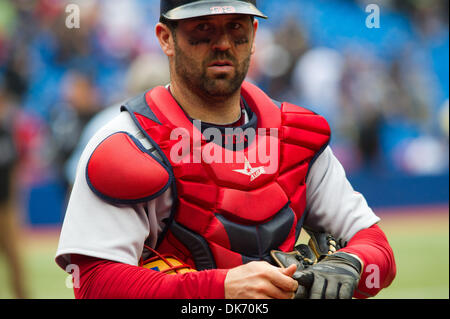 11 juin 2011 - Toronto, Ontario, Canada - Boston Red Sox Catcher Jason Varitek (33) s'arrête pour une entrevue après les Red Sox de Boston a défait les Blue Jays de Toronto 16 -4. (Crédit Image : © Keith Hamilton/ZUMAPRESS.com) Southcreek/mondial Banque D'Images