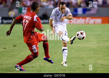 11 juin 2011 - Tampa, Florida, USA - Etats-Unis attaquant Landon Donovan (10) passe le ballon avant le Panama defender Luis Henrâ€™quez (17) peuvent obtenir en position..Le Panama à l'encontre de United States 2-1 en CONCACAF Gold Cup Soccer (Image Crédit : © Anthony Smith/ZUMAPRESS.com) Southcreek/mondial Banque D'Images