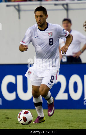 11 juin 2011 - Tampa, Florida, USA - Etats-Unis terrain Clint Dempsey (8) déménagement la balle au terrain contre le Panama..Le Panama à l'encontre de United States 2-1 en CONCACAF Gold Cup Soccer (Image Crédit : © Anthony Smith/ZUMAPRESS.com) Southcreek/mondial Banque D'Images