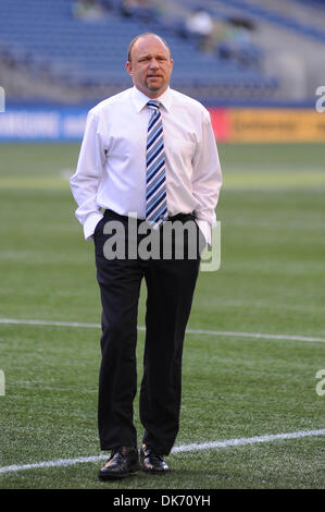 11 juin 2011 - Seattle, Washington, États-Unis d'Amérique - Vancouver Whitecaps FC, l'entraîneur-chef Tom Soehn promenades le domaine de l'avant des Whitecaps de Vancouver et Seattle Sounders FC à Qwest Field. (Crédit Image : © Chris Coulter/ZUMApress.com) Southcreek/mondial Banque D'Images