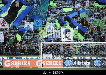 11 juin 2011 - Seattle, Washington, United States of America - Seattle Sounders FC fans brandissant des drapeaux avant de kickoff de les Whitecaps de Vancouver et Seattle Sounders FC à Qwest Field. (Crédit Image : © Chris Coulter/ZUMApress.com) Southcreek/mondial Banque D'Images