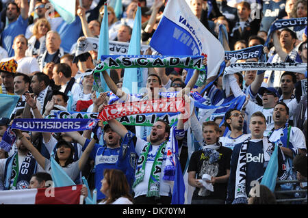 11 juin 2011 - Seattle, Washington, États-Unis d'Amérique - Vancouver Whitecaps fans augmenter leurs foulards pendant l'hymne national avant le début de les Whitecaps de Vancouver et Seattle Sounders FC à Qwest Field. (Crédit Image : © Chris Coulter/ZUMApress.com) Southcreek/mondial Banque D'Images