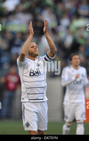 11 juin 2011 - Seattle, Washington, États-Unis d'Amérique - Vancouver Whitecaps FC Defender, Jay démérite (6) vagues à l'avant des partisans des Whitecaps de kickoff les Whitecaps de Vancouver et Seattle Sounders FC à Qwest Field. (Crédit Image : © Chris Coulter/ZUMApress.com) Southcreek/mondial Banque D'Images