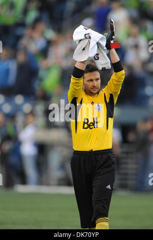 11 juin 2011 - Seattle, Washington, États-Unis d'Amérique - Vancouver Whitecaps FC Demi, Joe Cannon (1) reconnaît l'supporters en déplacement avant de kickoff les Whitecaps de Vancouver et Seattle Sounders FC à Qwest Field. (Crédit Image : © Chris Coulter/ZUMApress.com) Southcreek/mondial Banque D'Images