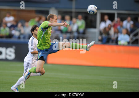 11 juin 2011 - Seattle, Washington, United States of America - Seattle Sounders Defender Tyson Wahl (5) saute pour une balle au cours de la première moitié de l'theVancouver Whitecaps vs Seattle Sounders FC à Qwest Field. (Crédit Image : © Chris Coulter/ZUMApress.com) Southcreek/mondial Banque D'Images