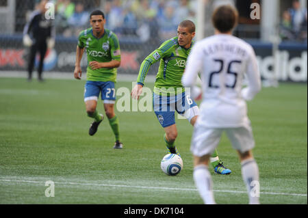 11 juin 2011 - Seattle, Washington, United States of America - Seattle Sounders de terrain, Osvaldo Alonso (6) cherche à pousser l'attaque au cours de la première moitié du les Whitecaps de Vancouver et Seattle Sounders FC à Qwest Field. (Crédit Image : © Chris Coulter/ZUMApress.com) Southcreek/mondial Banque D'Images