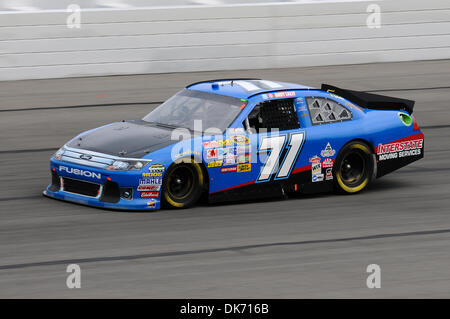 12 juin 2011 - Long Pond, Massachusetts, United States of America - Hermie Sadler conduisant le TRG Motorsports Chevrolet # 71 durs autour de la piste pendant la 5-Hour Energy 500 à Pocono Raceway. (Crédit Image : © Brian Freed/ZUMAPRESS.com) Southcreek/mondial Banque D'Images