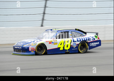 12 juin 2011 - Long Pond, Massachusetts, United States of America - Jimmie Johnson conduisant le Hendrick Motorsports Chevrolet # 48 disques autour de la piste pendant la 5-Hour Energy 500 à Pocono Raceway. (Crédit Image : © Brian Freed/ZUMAPRESS.com) Southcreek/mondial Banque D'Images