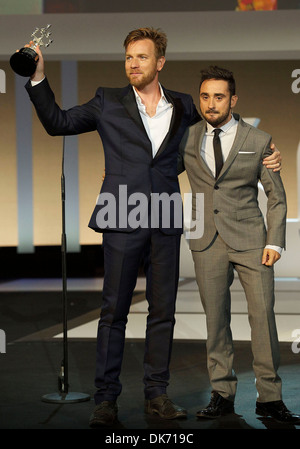 Réalisateur Juan Antonio Bayona Dosti offre Lifetime Achievement Award à Ewan McGregor au cours de 60e San Sebastian Banque D'Images