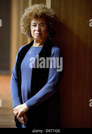 Francfort-sur-Main, Allemagne. 06Th Dec, 2013. Défenseur des droits nous et érudit Angela Davis est représenté à l'Université Goethe de Francfort-sur-Main, Allemagne, 03 décembre 2013. DAvis va démarrer un professeur invité à l'université. Photo : BORIS ROESSLER/dpa/Alamy Live News Banque D'Images